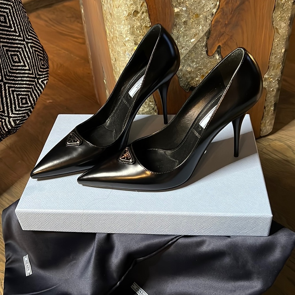 🔥Prada brushed leather pumps Retail $1100